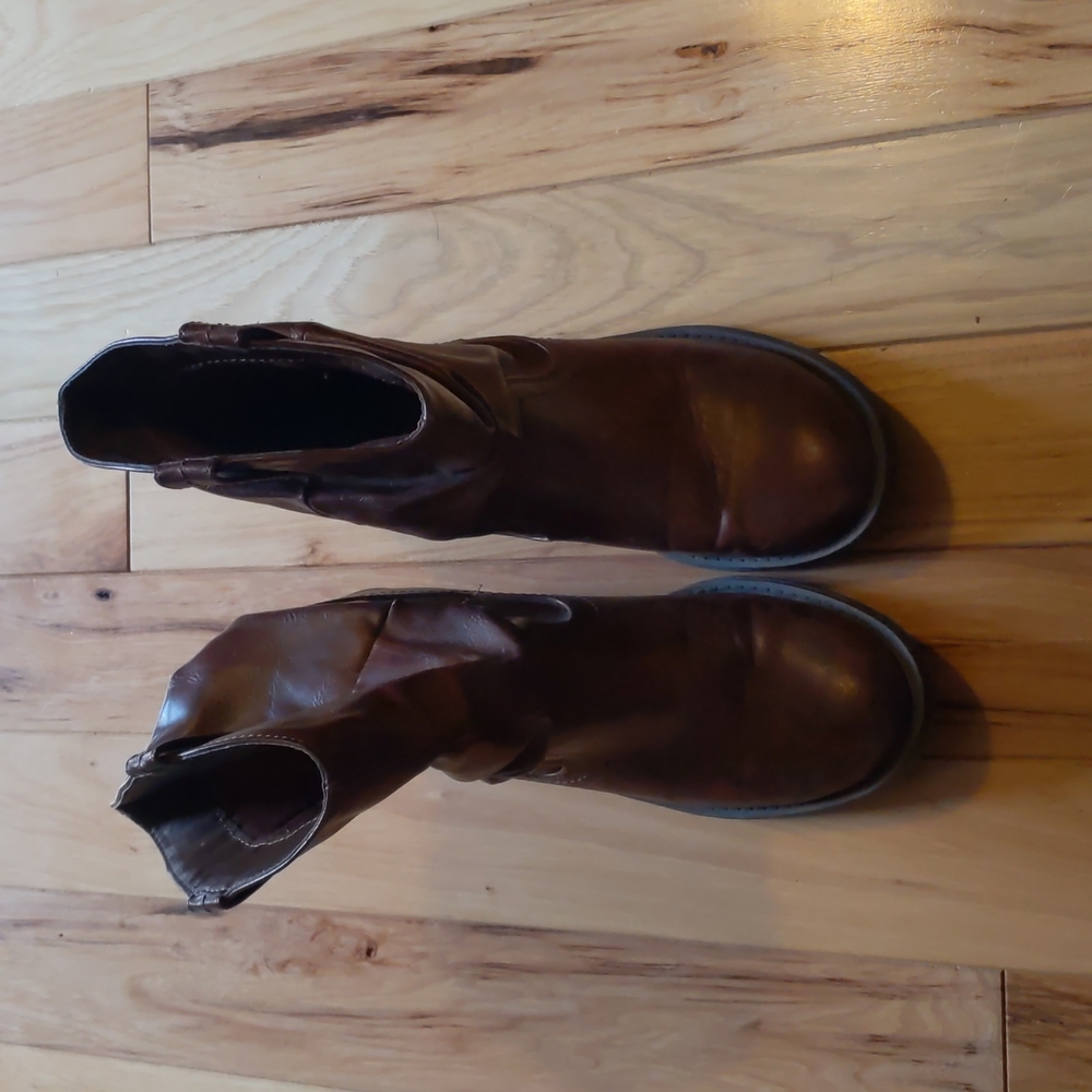 American Eagle brown boots